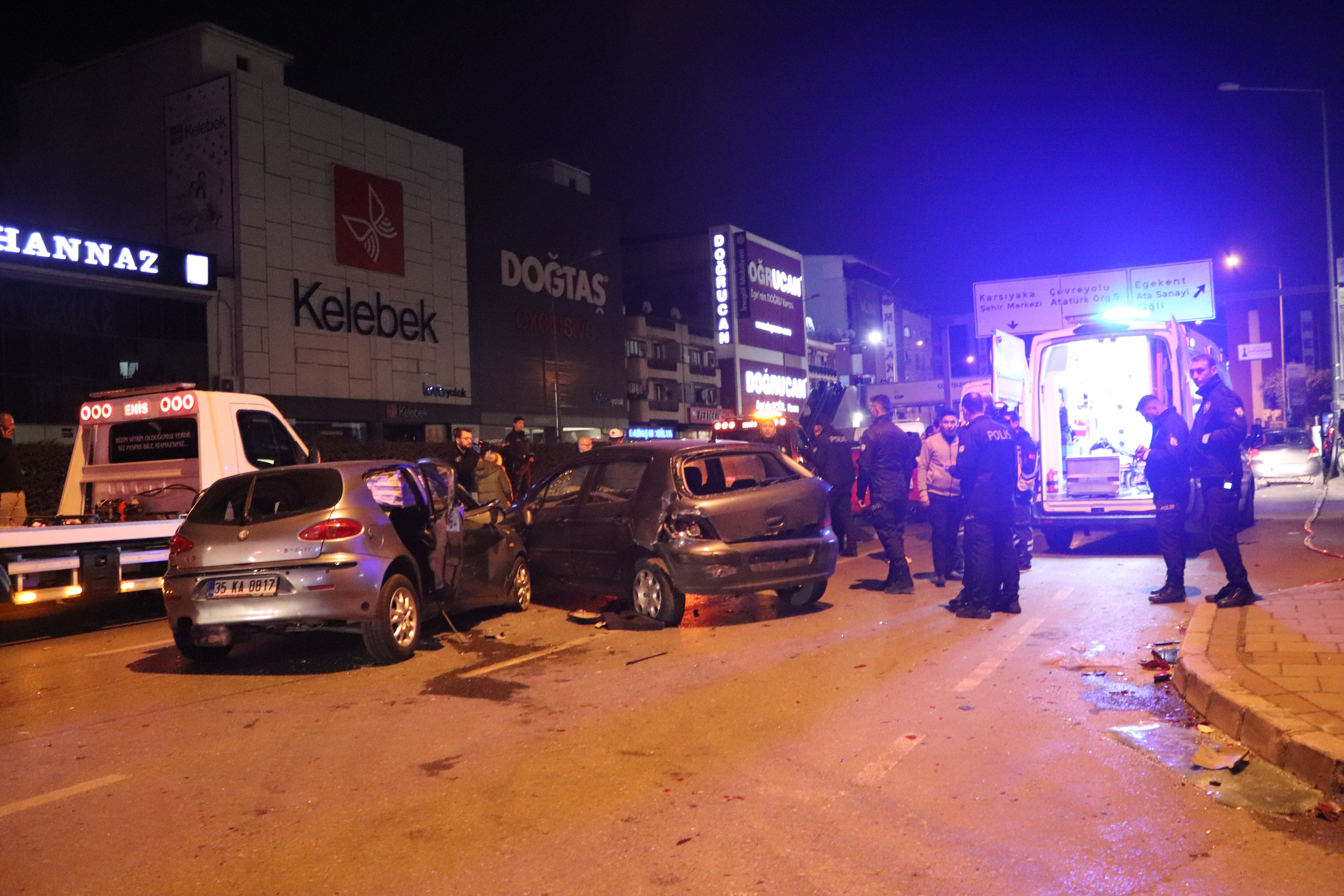 İzmir'de feci kaza: 2 ölü 7 yaralı