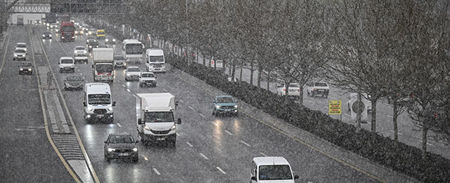 Kars-Erzurum yolunda kar yağışı etkili oluyor