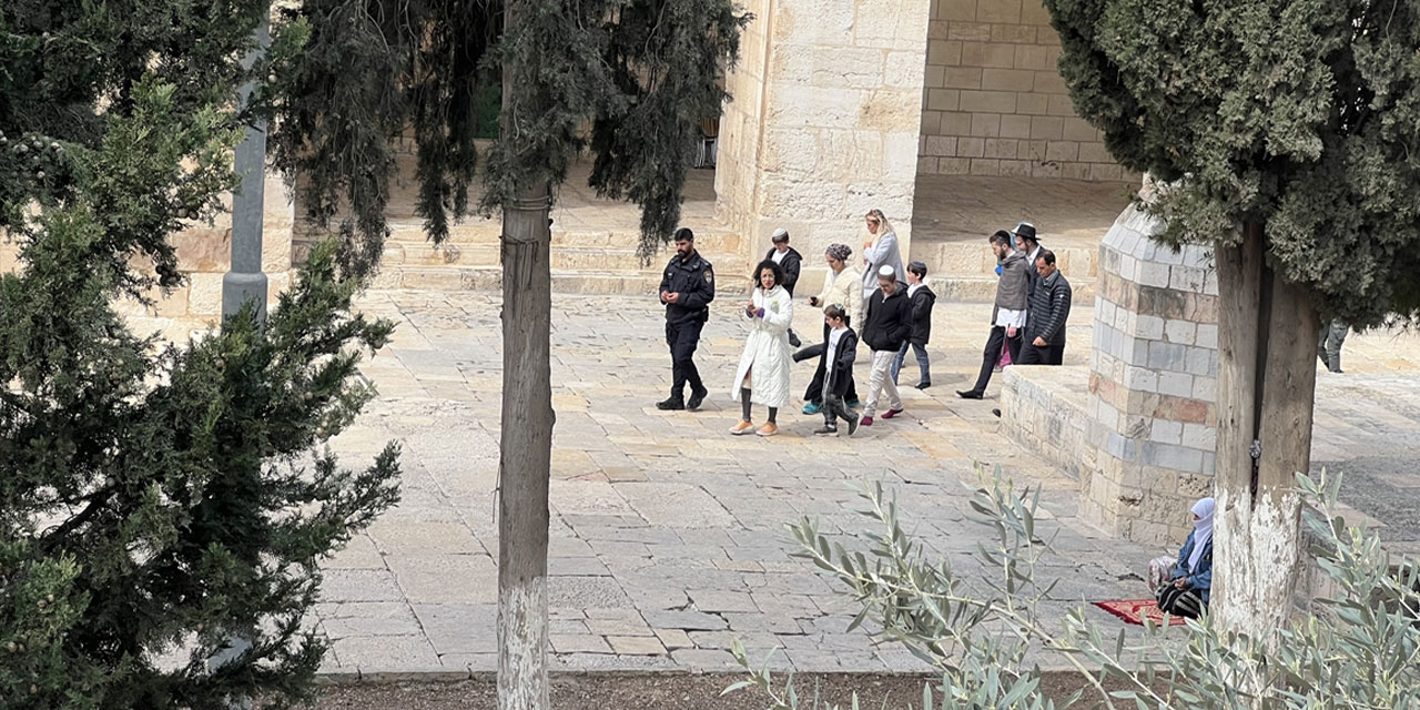 İsrail polisi ve fanatik Yahudiler Mescid-i Aksa’ya baskın yaptı: Purim Bayramı'nın ilk günü