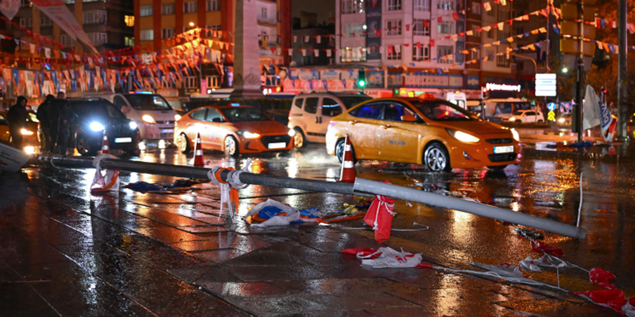 Ankara'da rüzgar ve fırtına hayatı olumsuz etkiledi: Elektrik direği devrildi