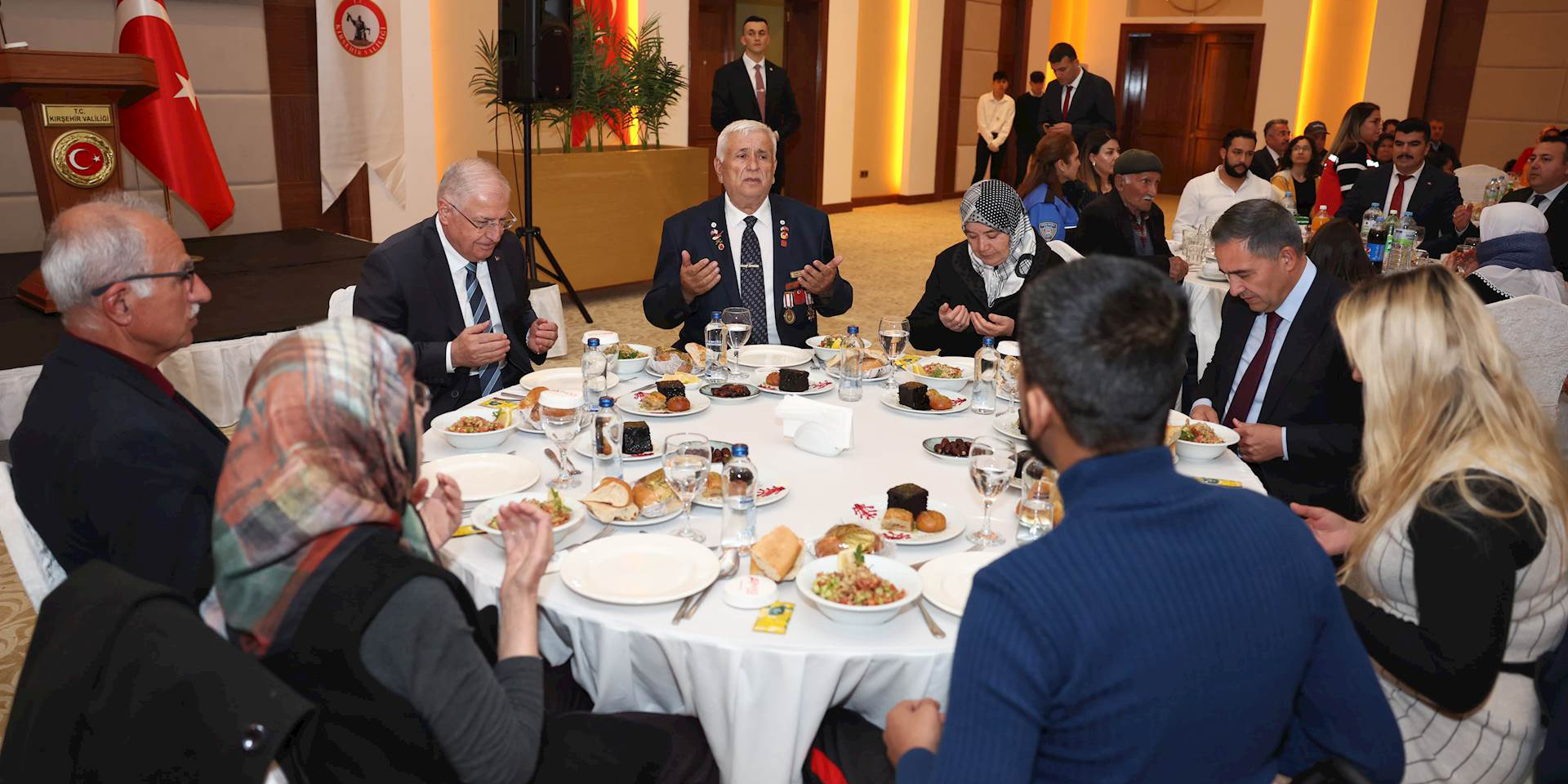 Milli Savunma Bakanı Güler, Kırşehir'de şehit aileleri ve gazilerle iftar yaptı