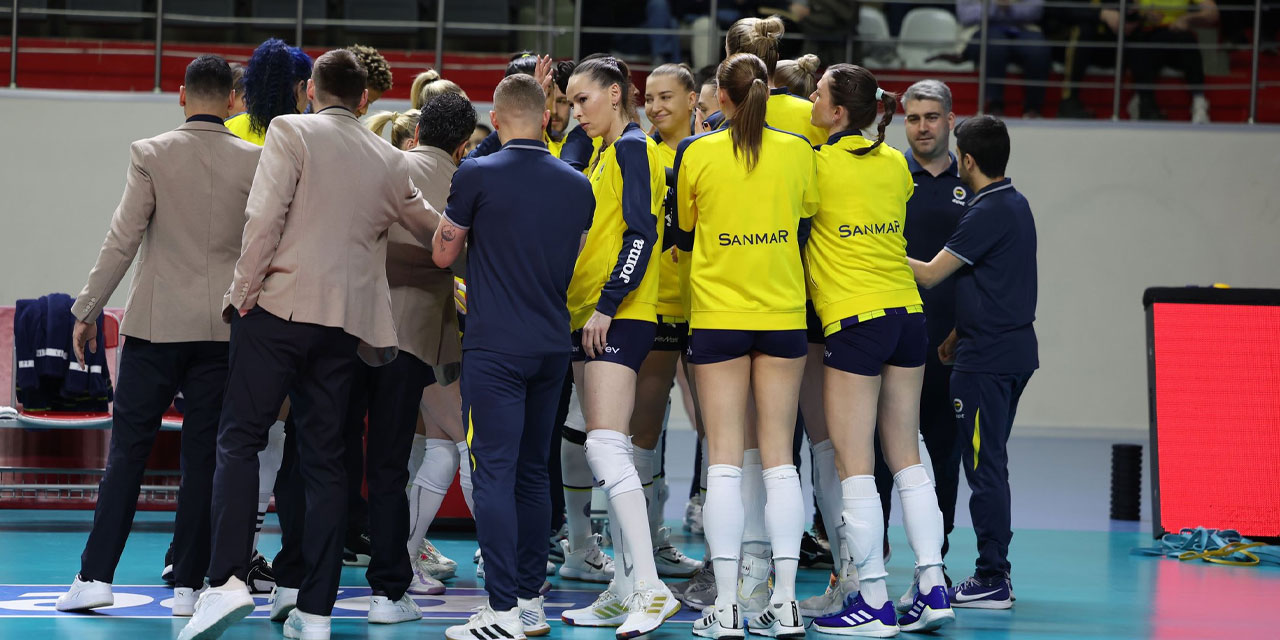 Kadın voleybolunda ligin zirvesi netleşti: Fenerbahçe Opet, Eczacıbaşı Dynavit'i 5 setle geçti