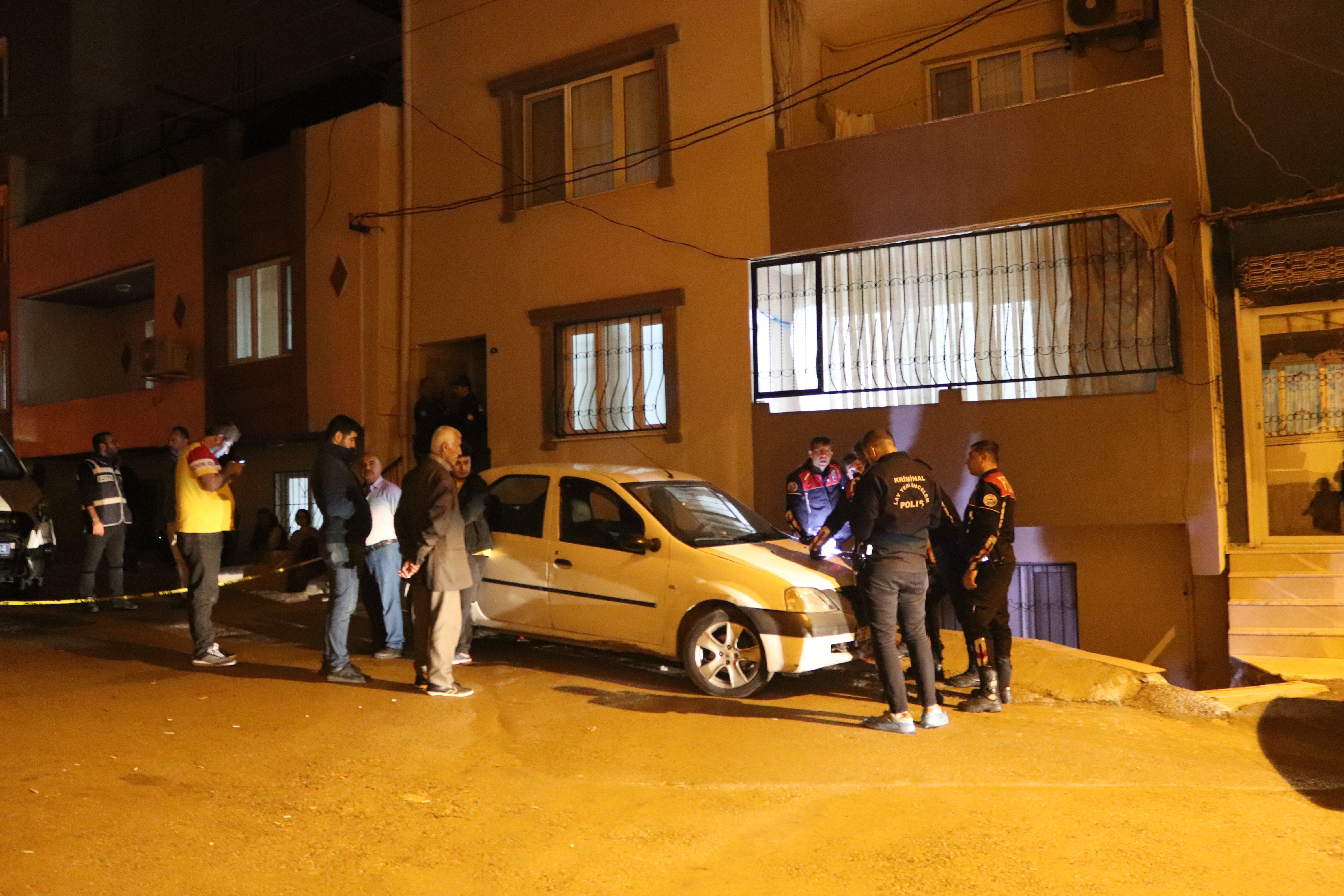 Bir kızını öldürdü, diğerini yaraladı; intihar etmek istedi