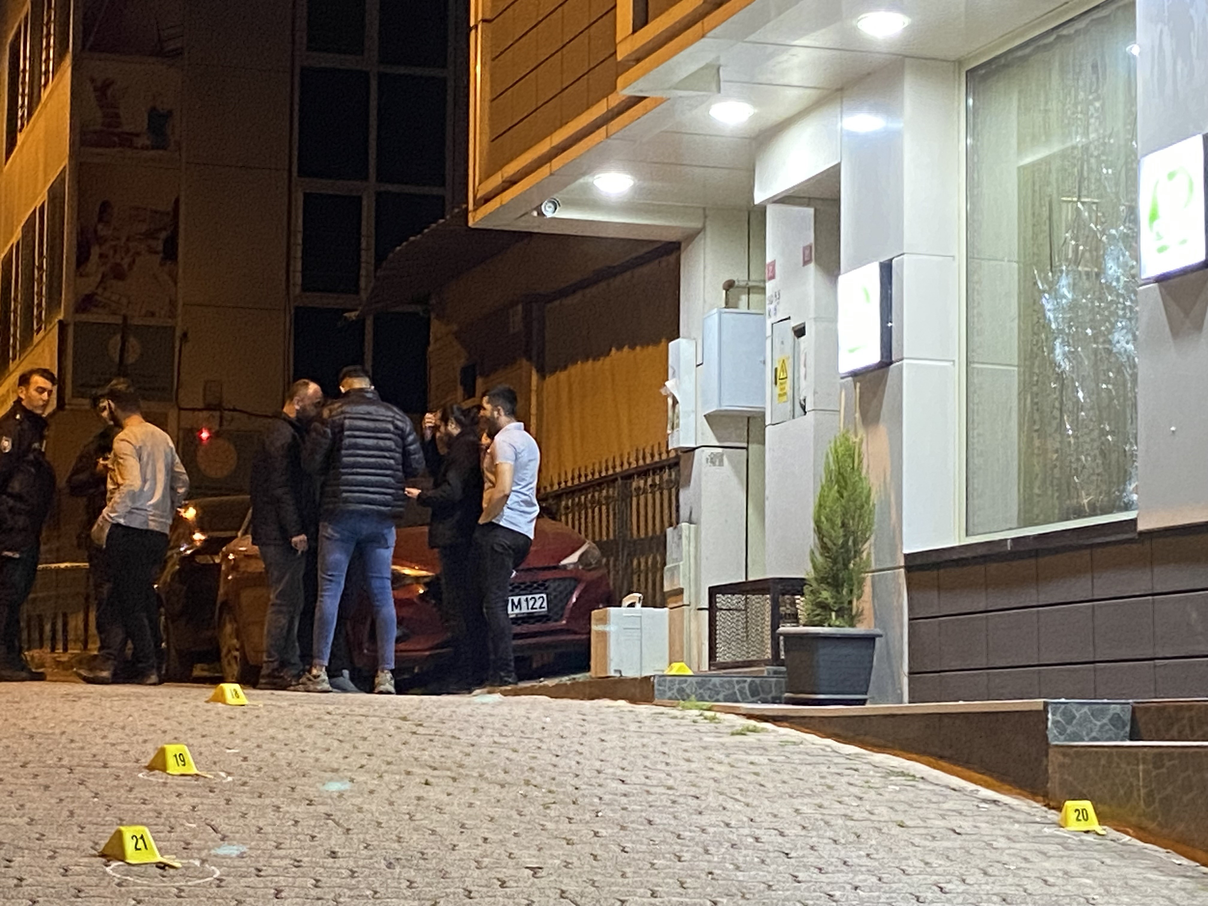 Otel kurşunlandı, metrobüse isabet etti