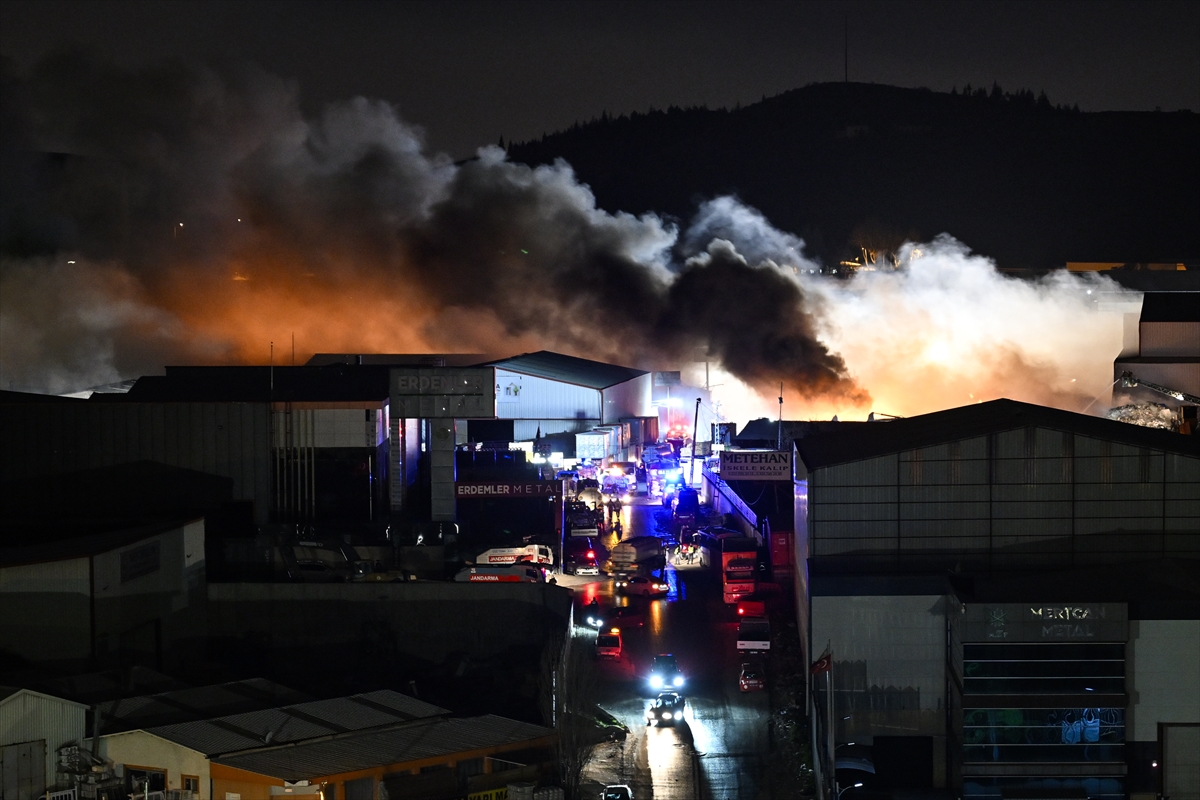 Hurdacılar Sitesi'ndeki yangına 111 araç ve 468 personelle müdahale ediliyor