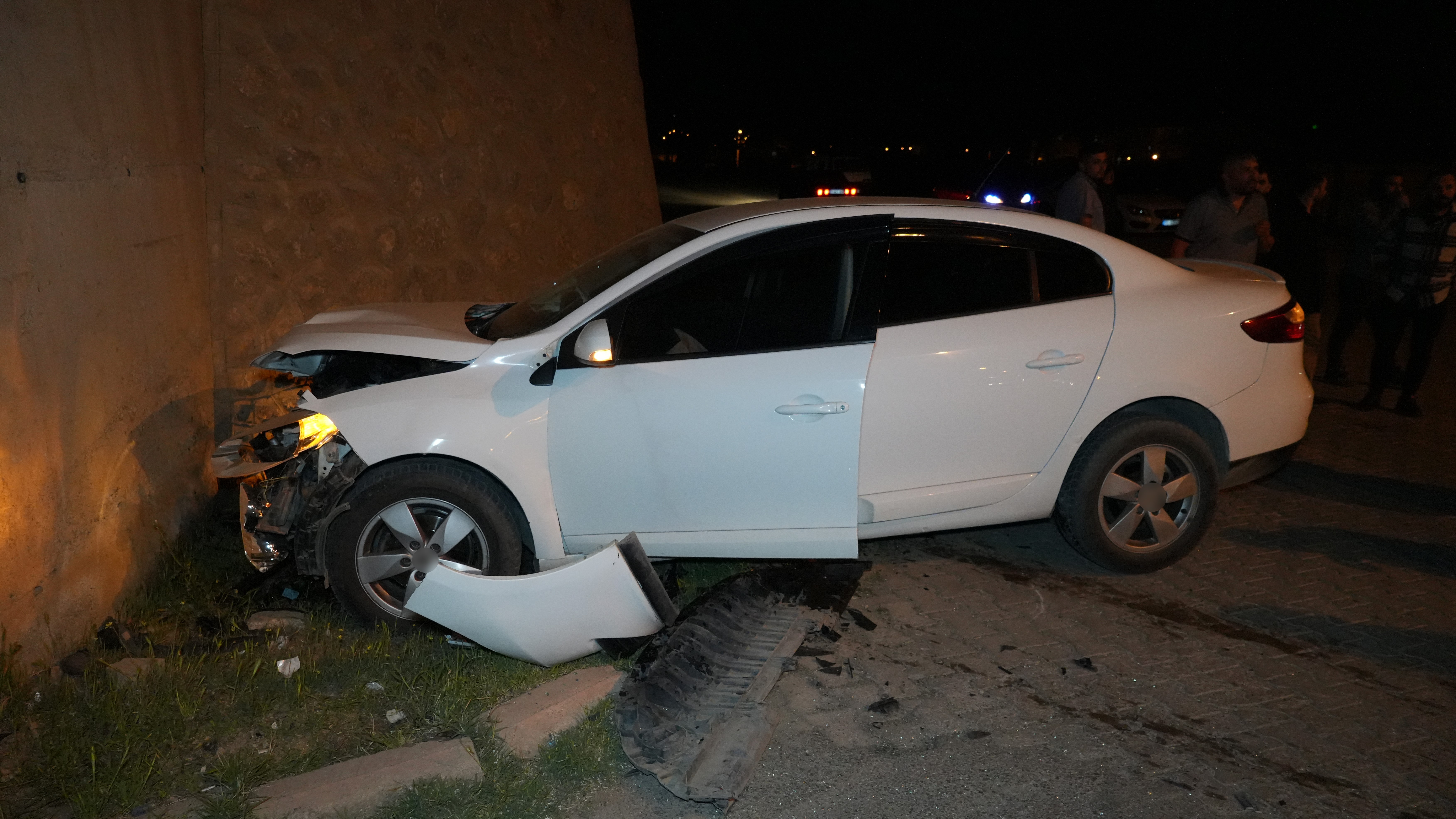 Kırıkkale'de iki otomobil kafa kafaya çarpıştı