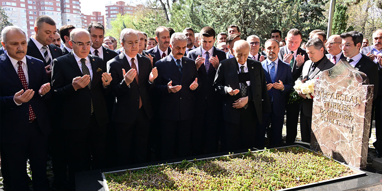 Devlet Bahçeli, MHP'nin Kurucusu Alparslan Türkeş'i kabri başında andı