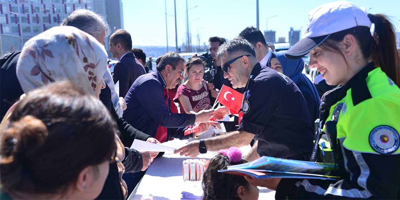 Ankara Emniyet Müdürlüğü ekipleri Etlik Şehir Hastanesinde tedavi gören çocukları ziyaret etti