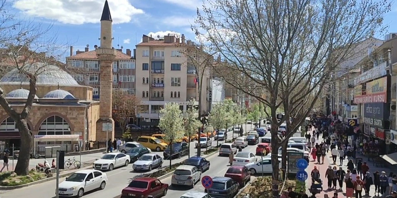Kırşehir'deki tarihi çarşıda bayram bereketi