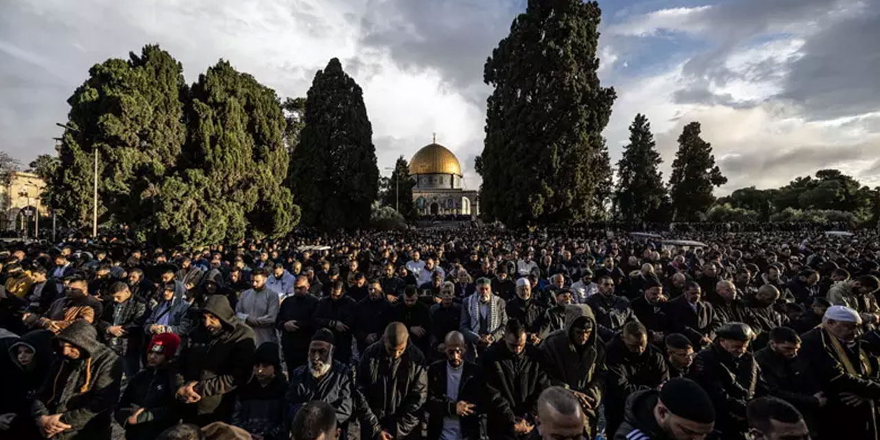 60 bin Müslüman Mescid-i Aksa'da bayram namazını kıldı