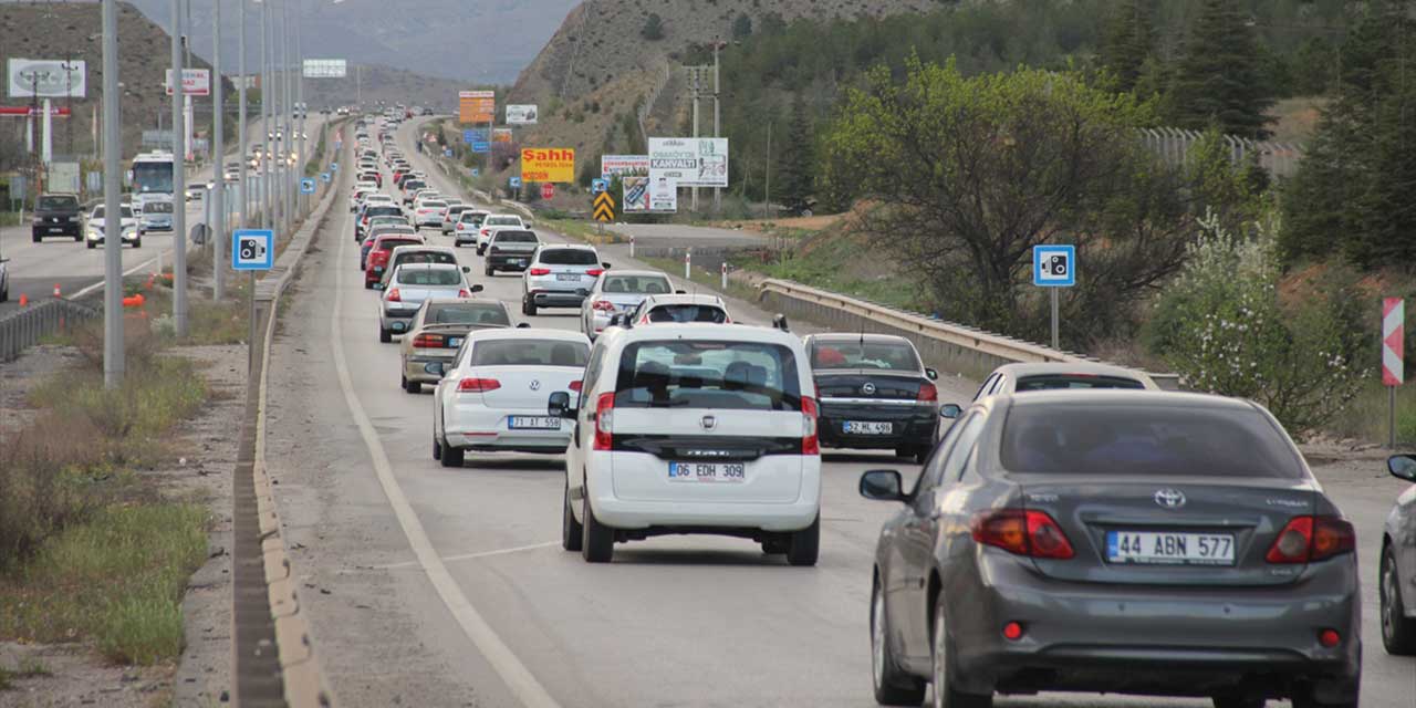 Kırıkkale 'Kilit Kavşak'ta araç kuyruğu!