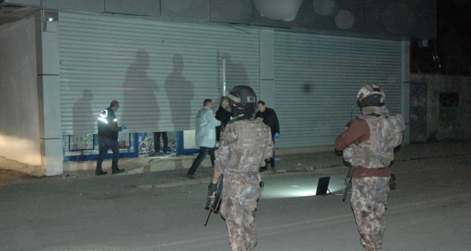 Adana’da markete EYP'li saldırı