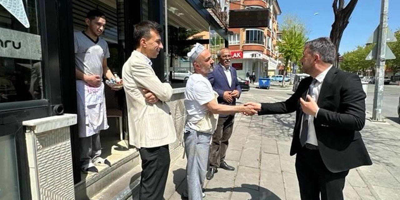 Ertuğrul Çetin, sokak sokak dolaşıp Pursaklar ile bayramlaştı