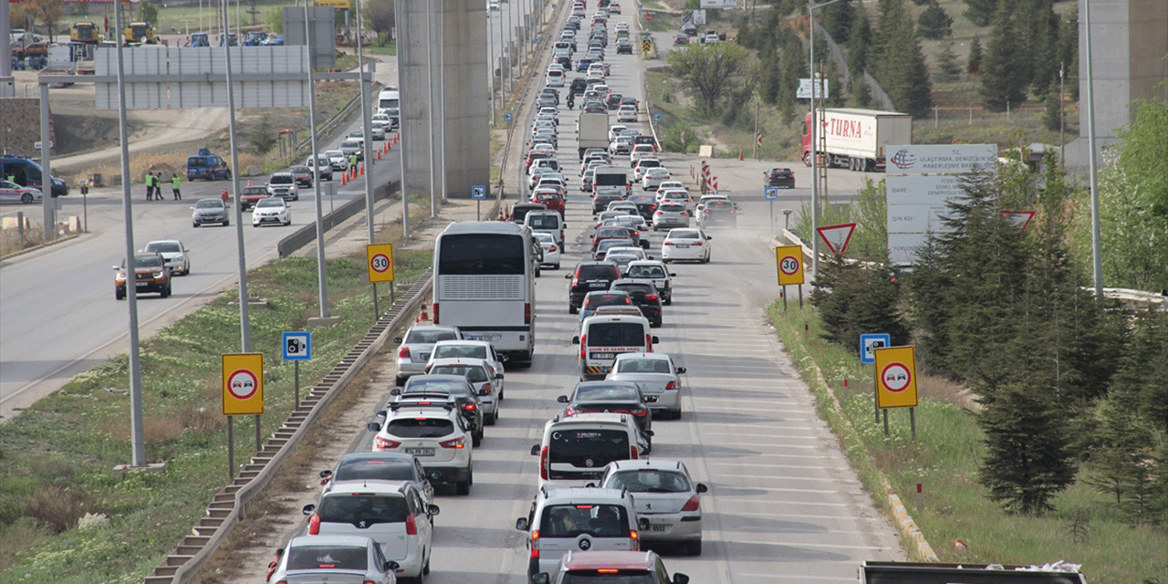 Tatilciler konvoy oluşturdu! Kırıkkale-Ankara kara yolunda trafik yoğunluğu!