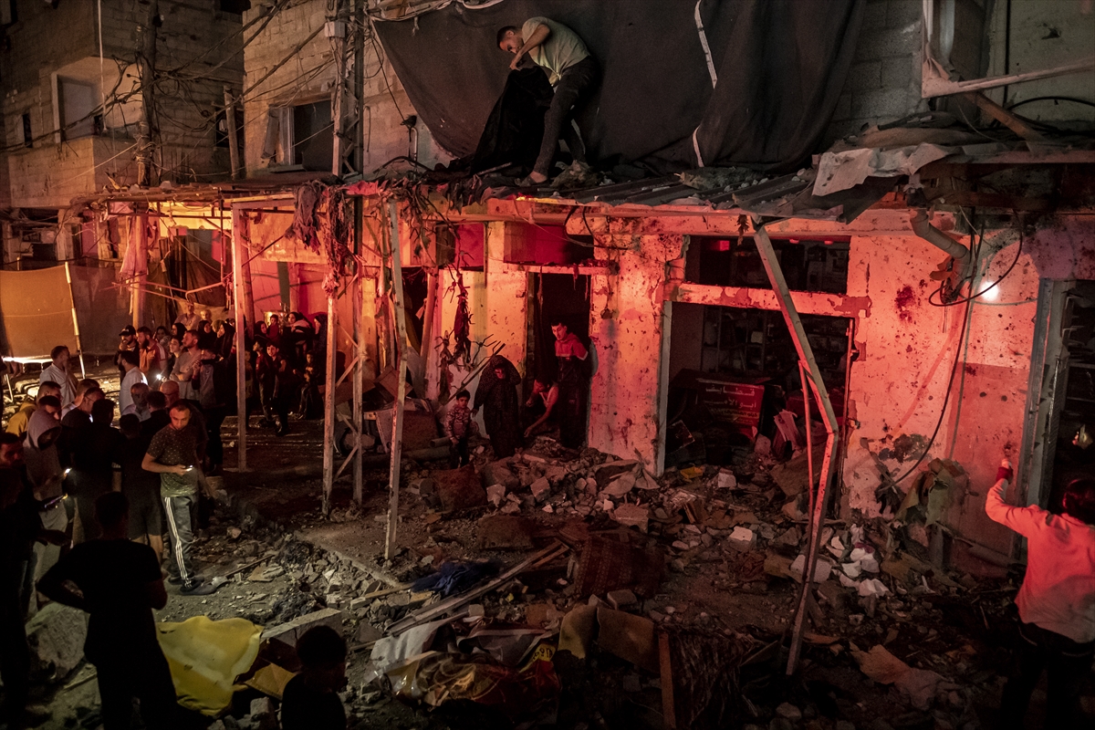 İsrail sivillerin evini vurdu: 7 ölü