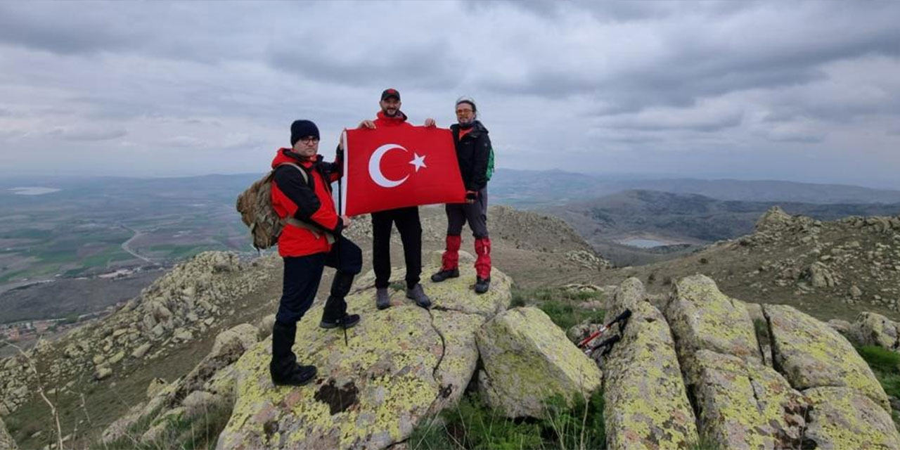 Baran Dağları'na tırmanıp Türk Bayrağı açtılar!