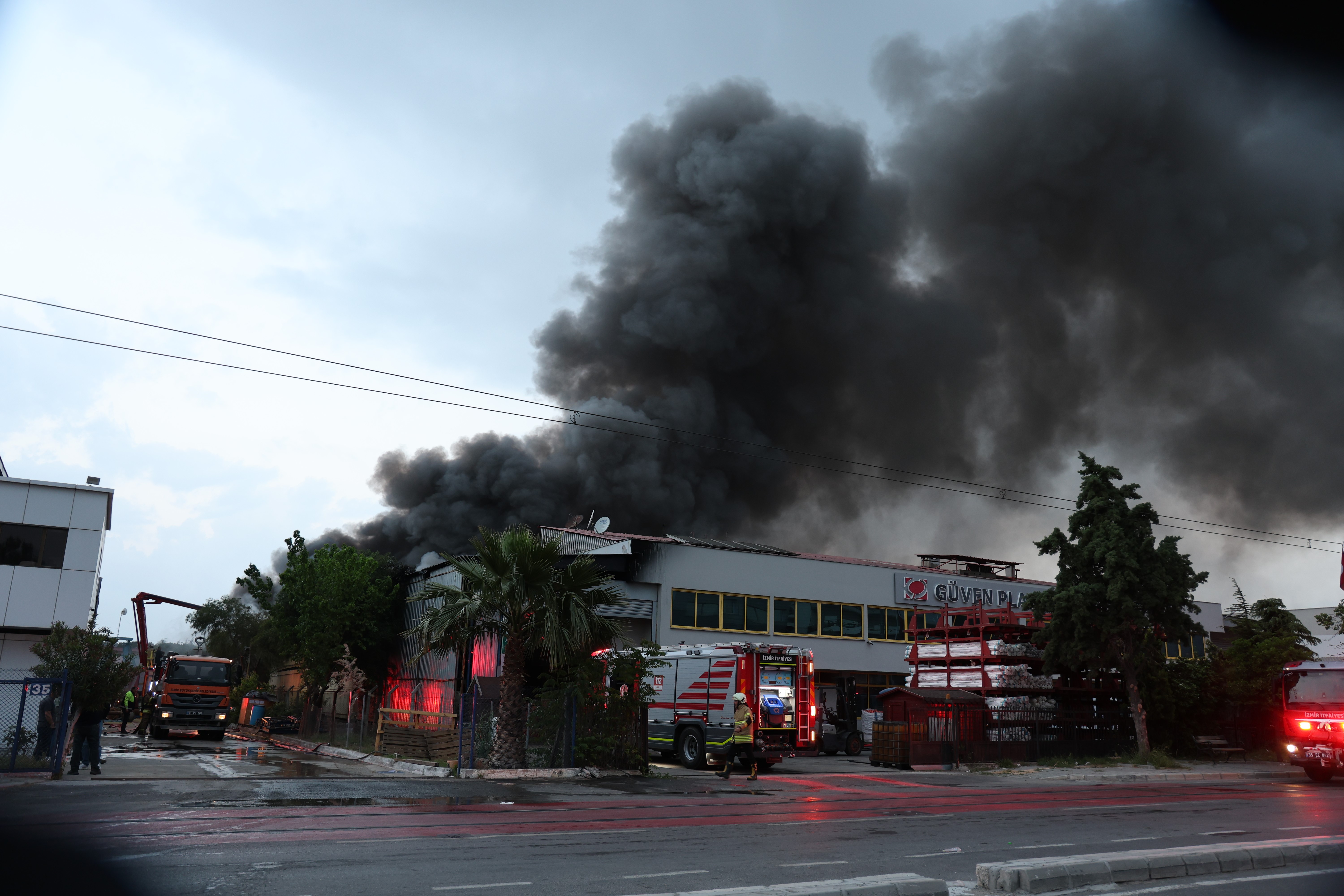 İzmir'de 1'i kauçuk, 1'i plastik olmak üzere 2 ayrı fabrikada  yangın çıktı