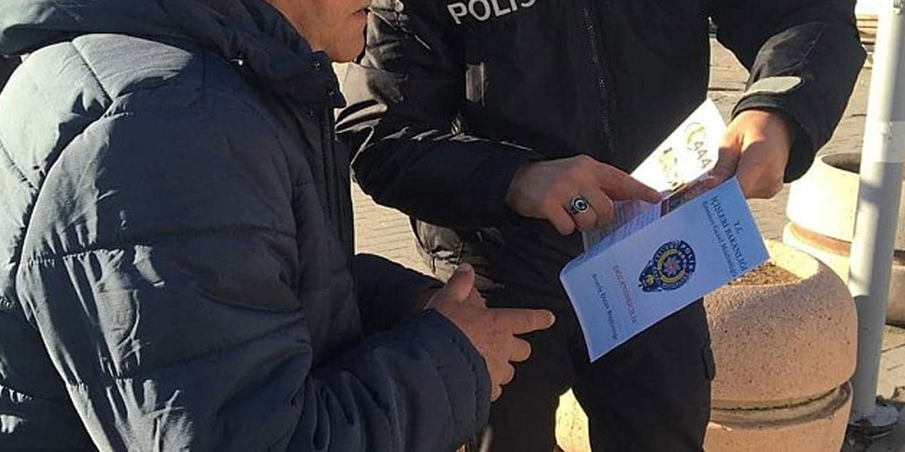 Akyurt'ta Emniyet Müdürlüğü ekipleri tarafından vatandaşa broşür dağıtıldı: Dolandırıcılık uyarısı