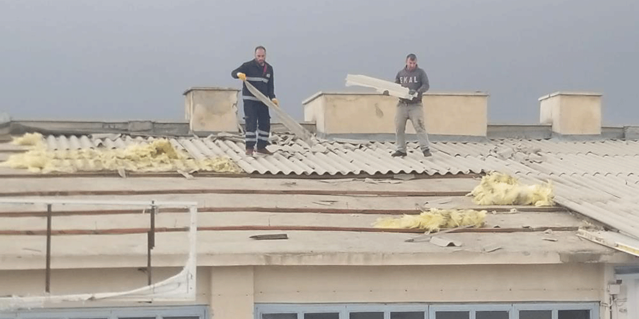 Çorum'da şiddetli fırtına hayatı olumsuz etkiledi! İşyerlerinin çatısı uçtu!