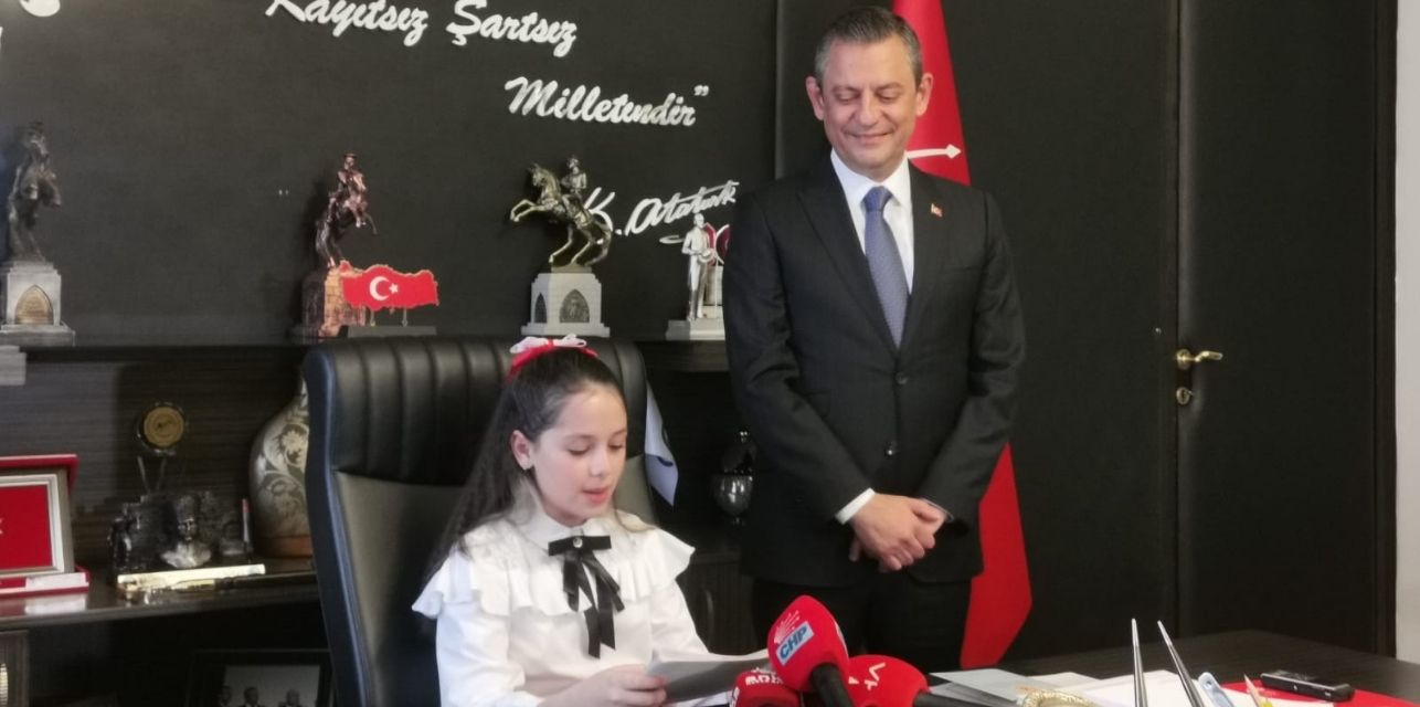Özgür Özel koltuğu çocuk sanatçı Mimaroğlu'na devretti.