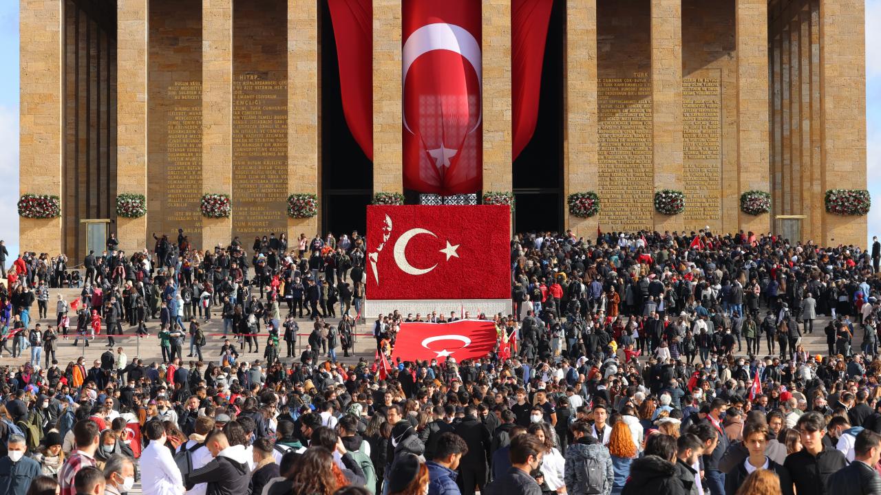 Ankara, Anıtkabir'e akın etti... 100 binden fazla ziyaretçi