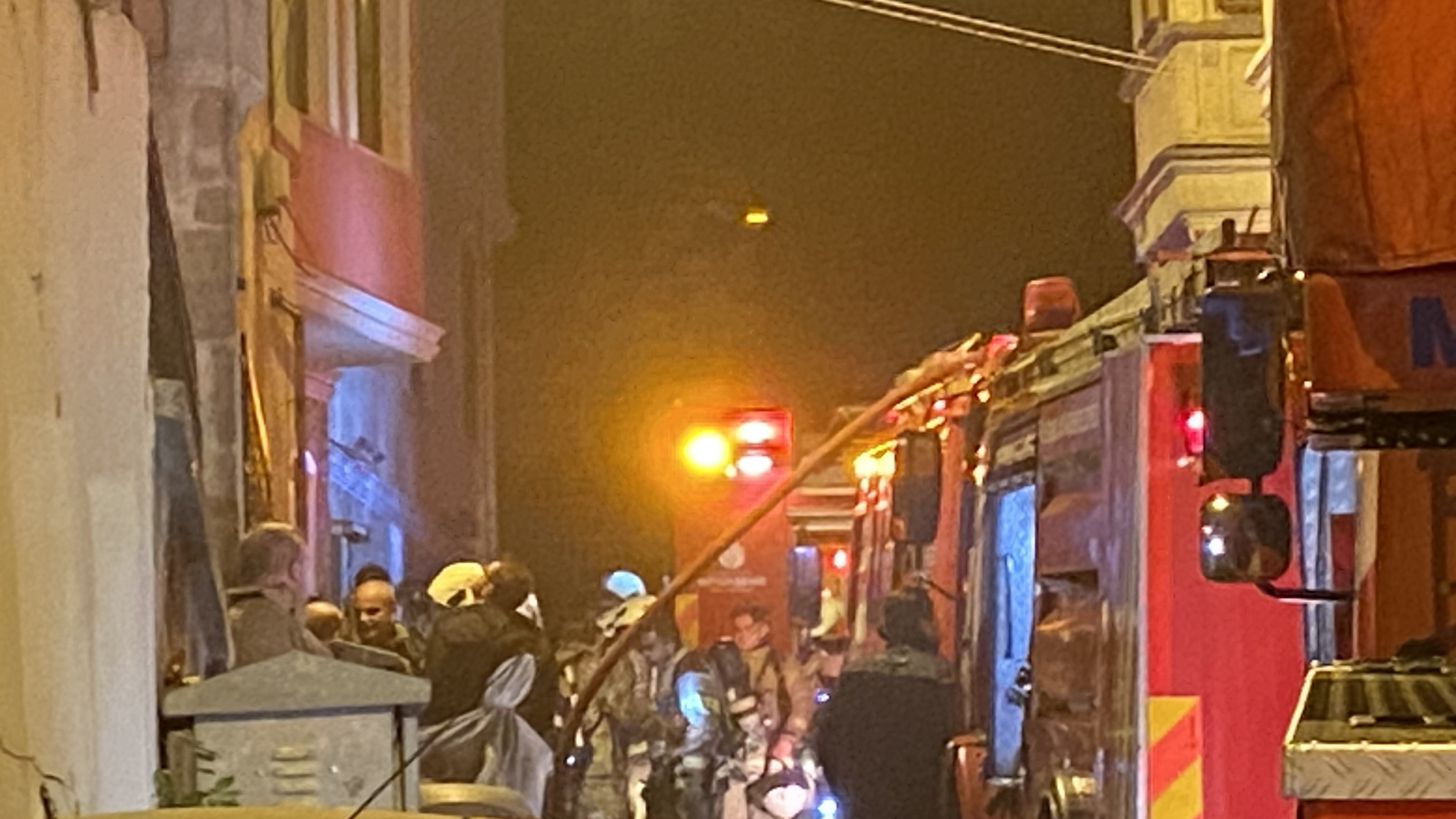 İstanbul Fatih'te geceyi yanan bina aydınlattı