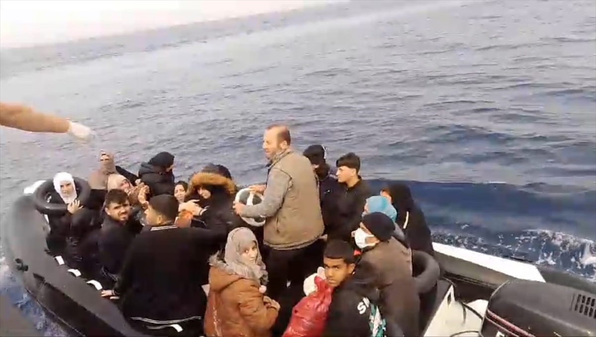İzmir açıklarında 34 düzensiz göçmen yakalandı