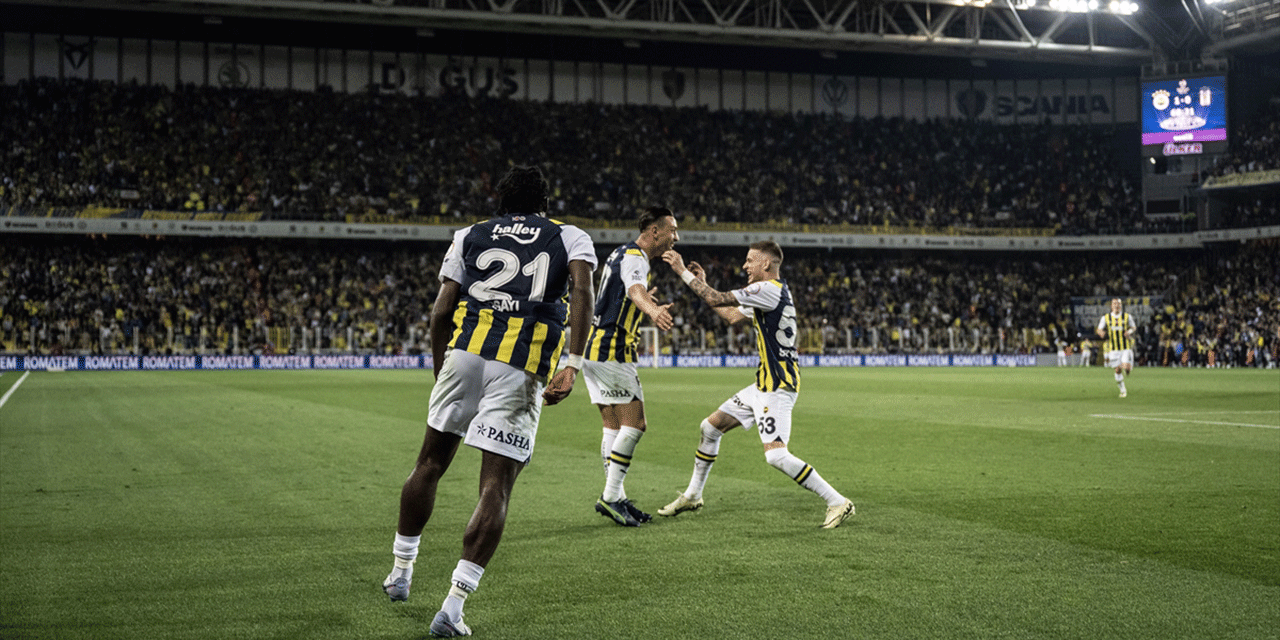 Fenerbahçe derbiyi kazandı: Şampiyonluk yarışında "devam" dedi