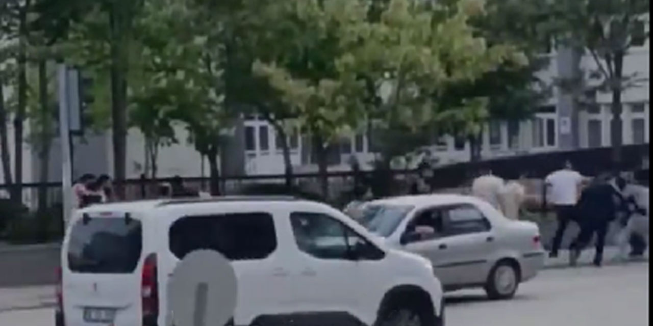 Etimesgut'ta 7 kişi birbirine girdi: Bir kişi kavganın ortasında scooterla olay yerinden uzaklaştı