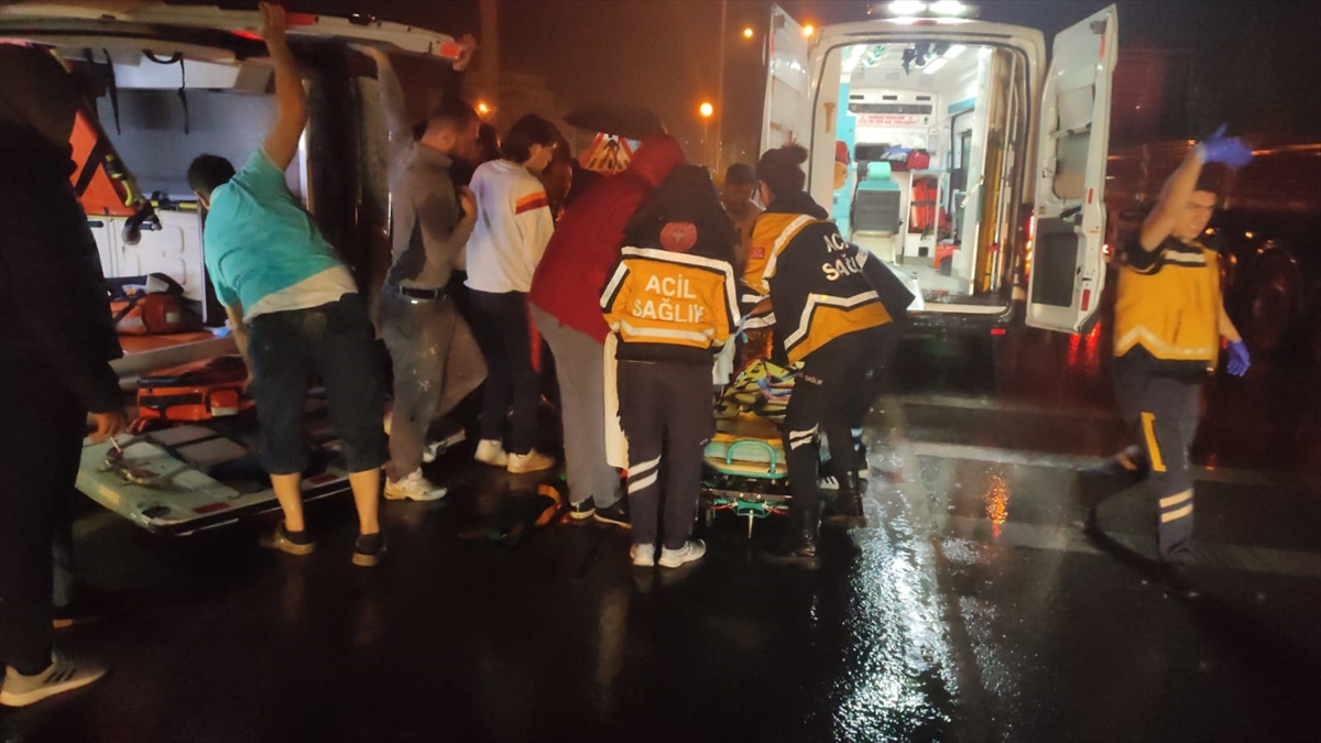 Samsun'da hastası olan ambulans devrildi