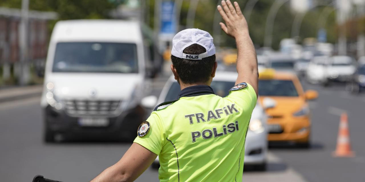 Çankaya'da ceza yiyen motorcu polise saldırdı