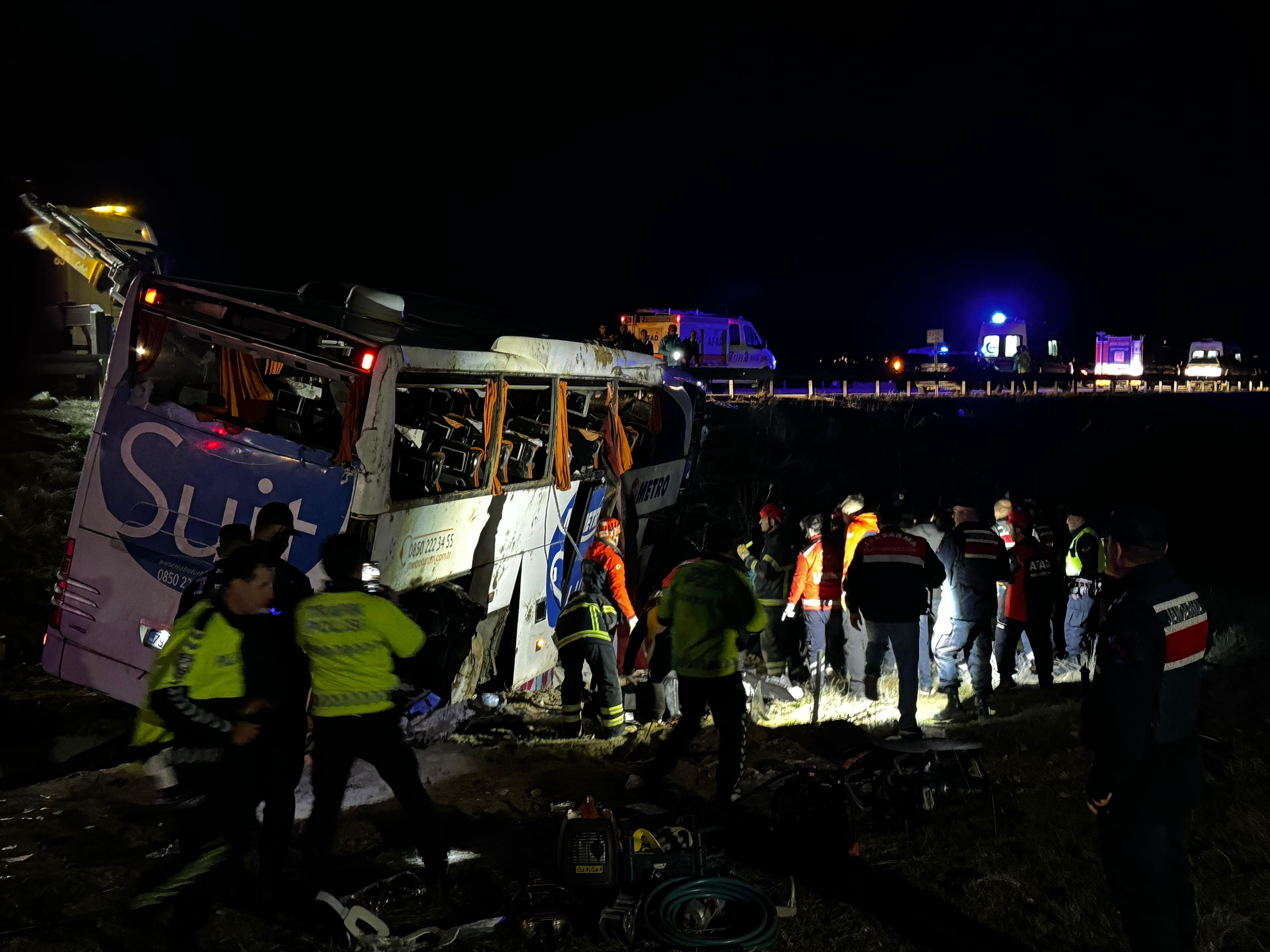 Otobüs şarampole yuvarlandı: 2 ölü 40 yaralı