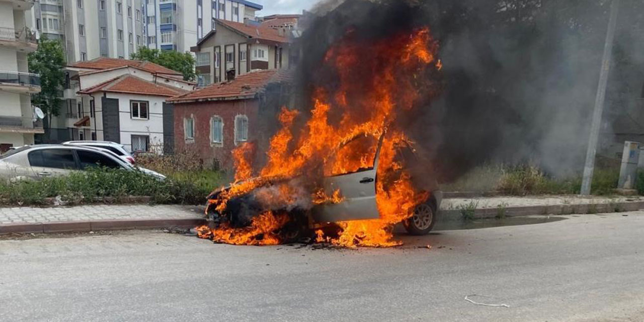 Konya'da otomobil alev alev yandı! Araçtan sürücü zor kurtuldu!