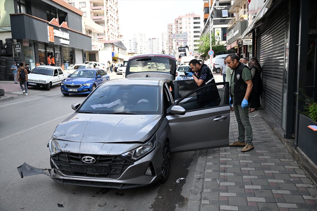Adana'daki silahlı saldırıda yoldan geçen kadın yaralandı