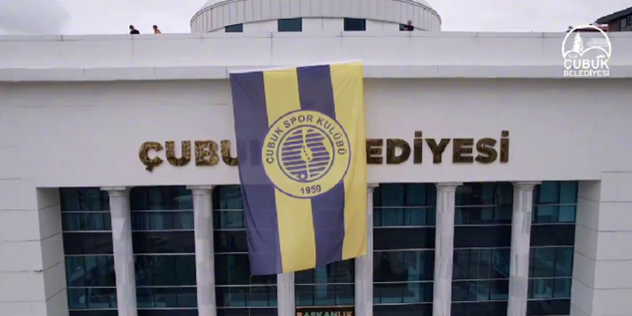 Şampiyon Çubukspor FAŞ'ın bayrağı belediye binasında dalgalanıyor