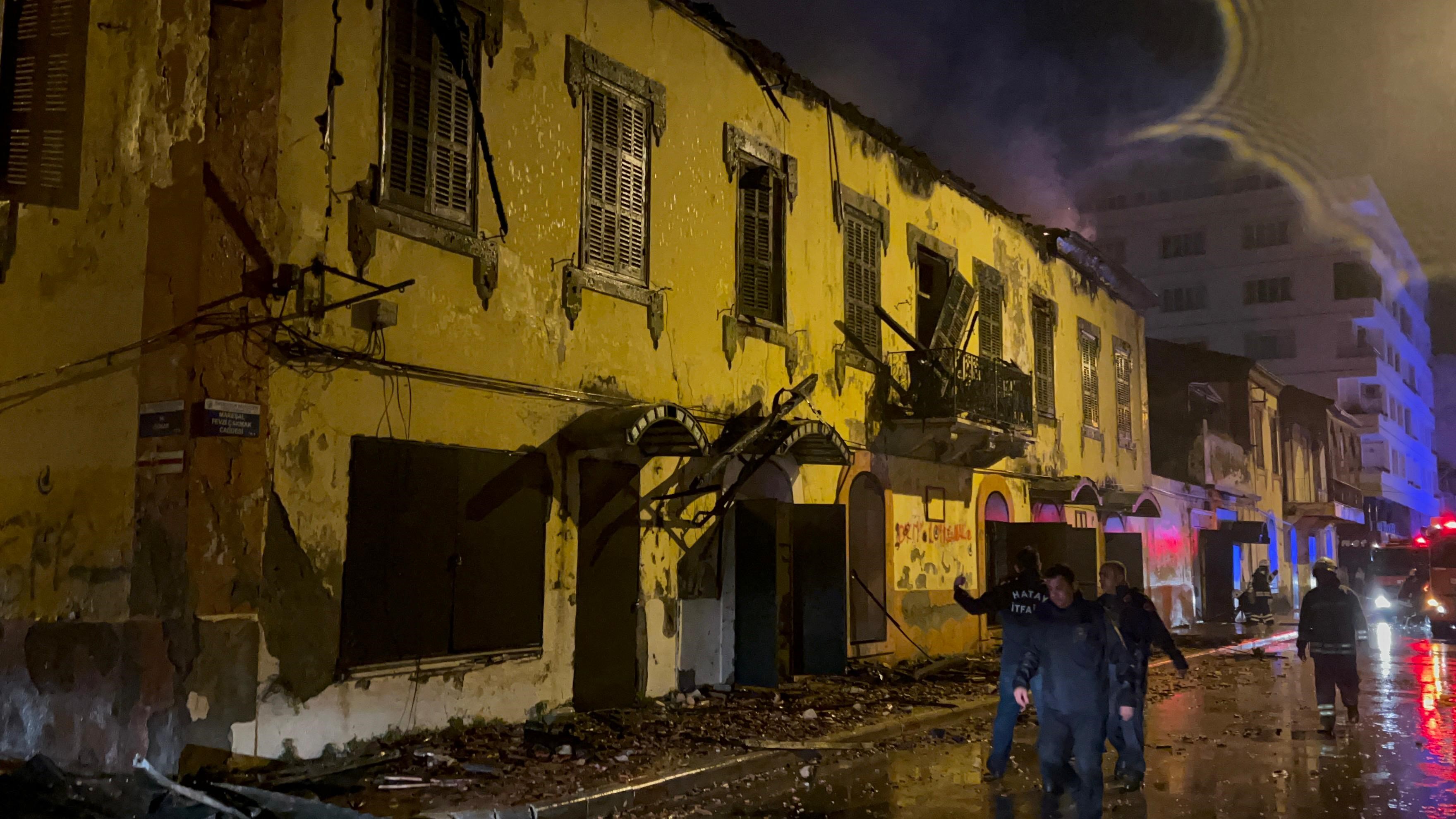 Hatay'da depremin yıkamadığı tarihi bina yangında kül oldu