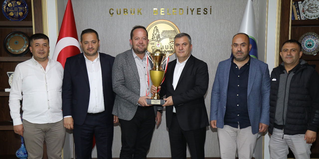 Çubukspor'un şampiyonluk kupası Başkan Baki Demirbaş'a hediye edildi