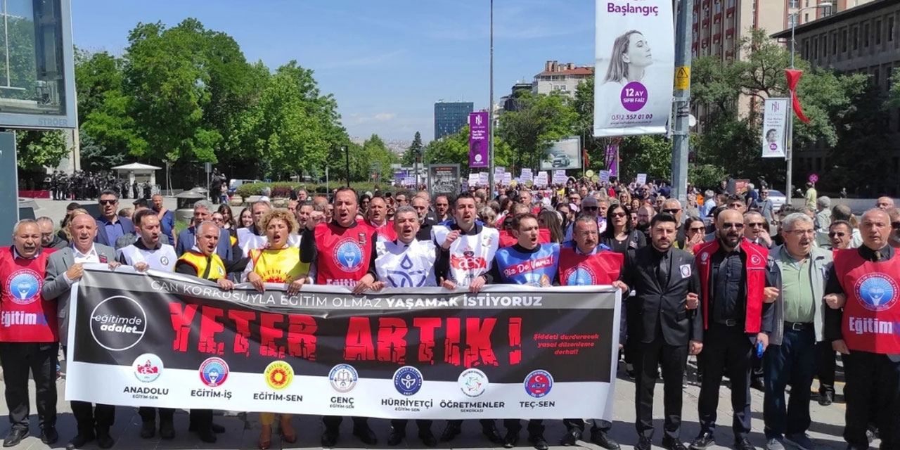 Öğretmenler çelik yelek ve kanlı önlükler ile Ankara'da eylemdeydi
