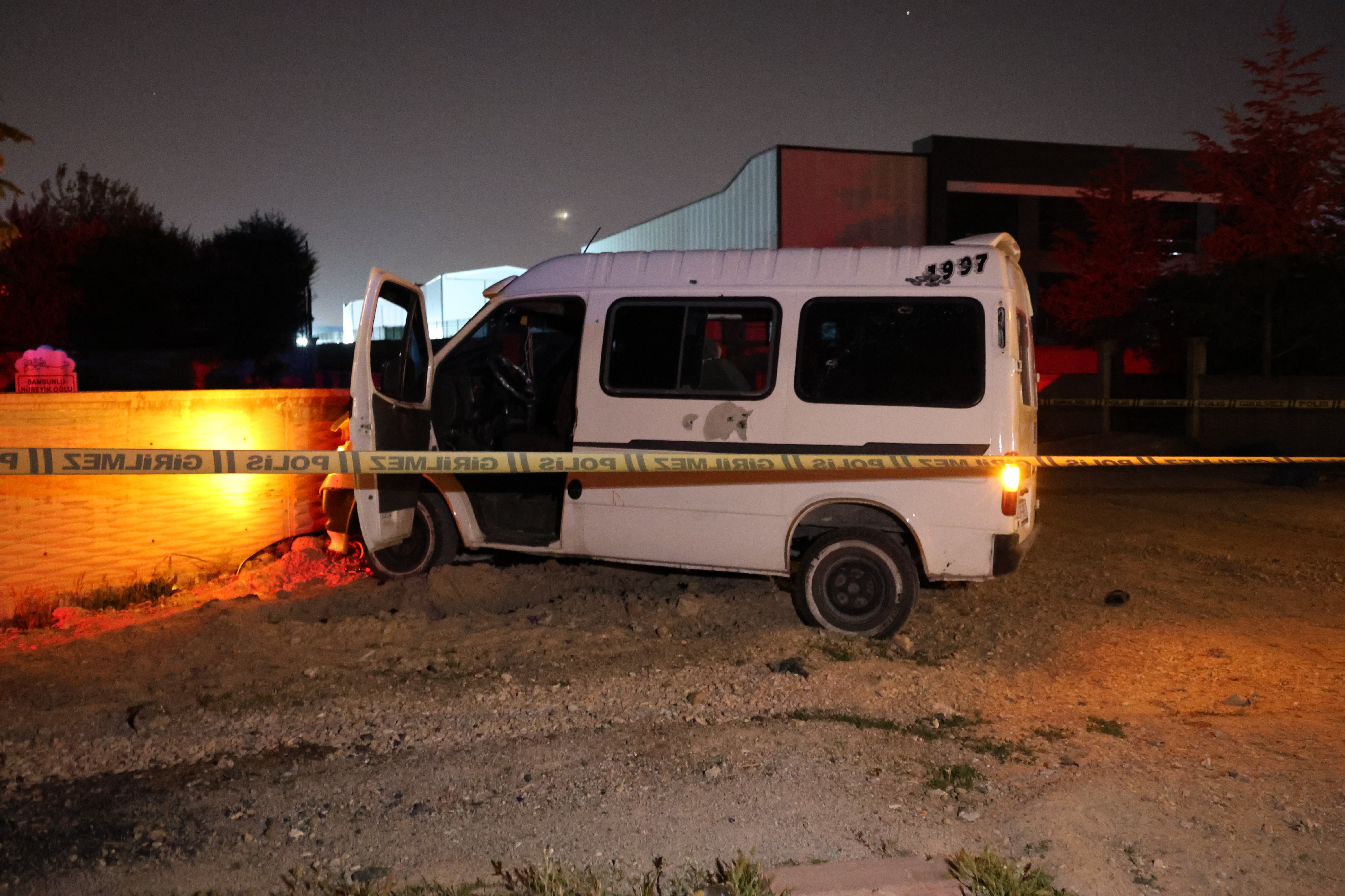 24 kurşun isabet eden minibüste 1 ölü 1 yaralı