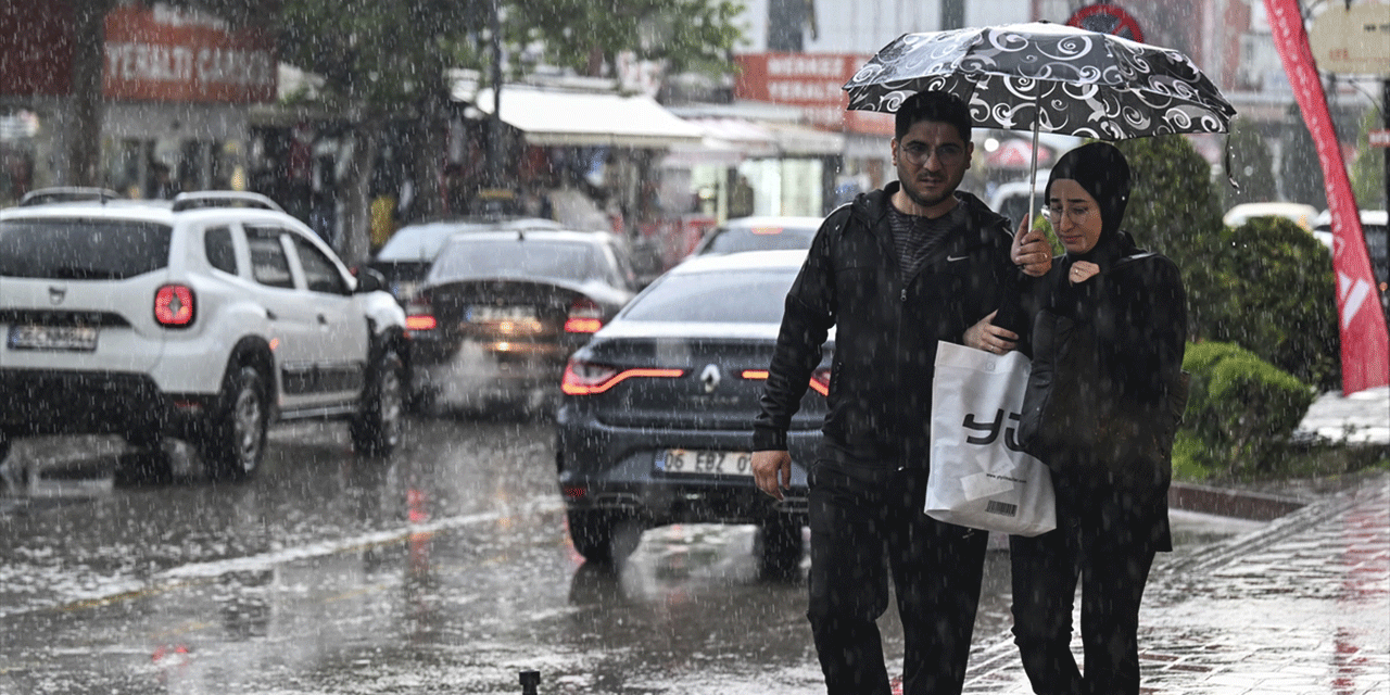Ankara'da sağanak yağış: Yollar göle döndü!