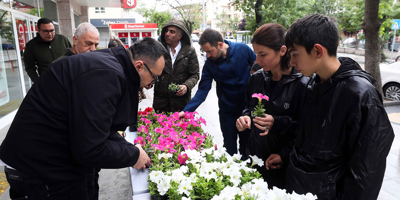 Anneler Günü'nde Yenimahalle çiçek açtı