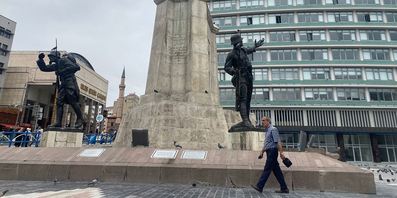 Ankara'nın  alışveriş merkezi Ulus yerli ve yabancı ziyaretçilerini ağırlamaya devam ediyor