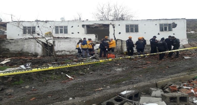 Hurda toplarken göçük altında kalan Suriyeli genç öldü