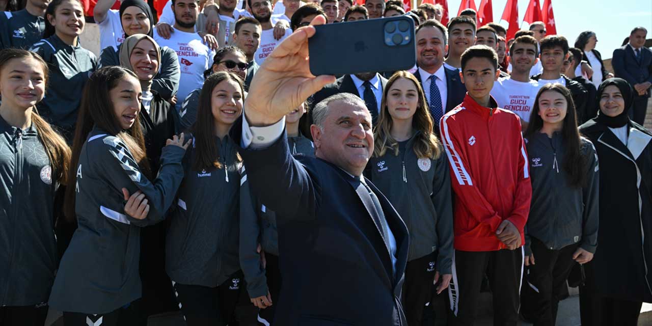 Gençlik ve Spor Bakanı Bak'tan Anıtkabir'e ziyaret!