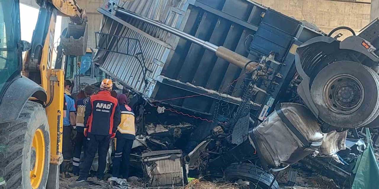 Kaza yapan TIR kontrolden çıktı, köprüden uçtu: Hayatını kaybedenler var!