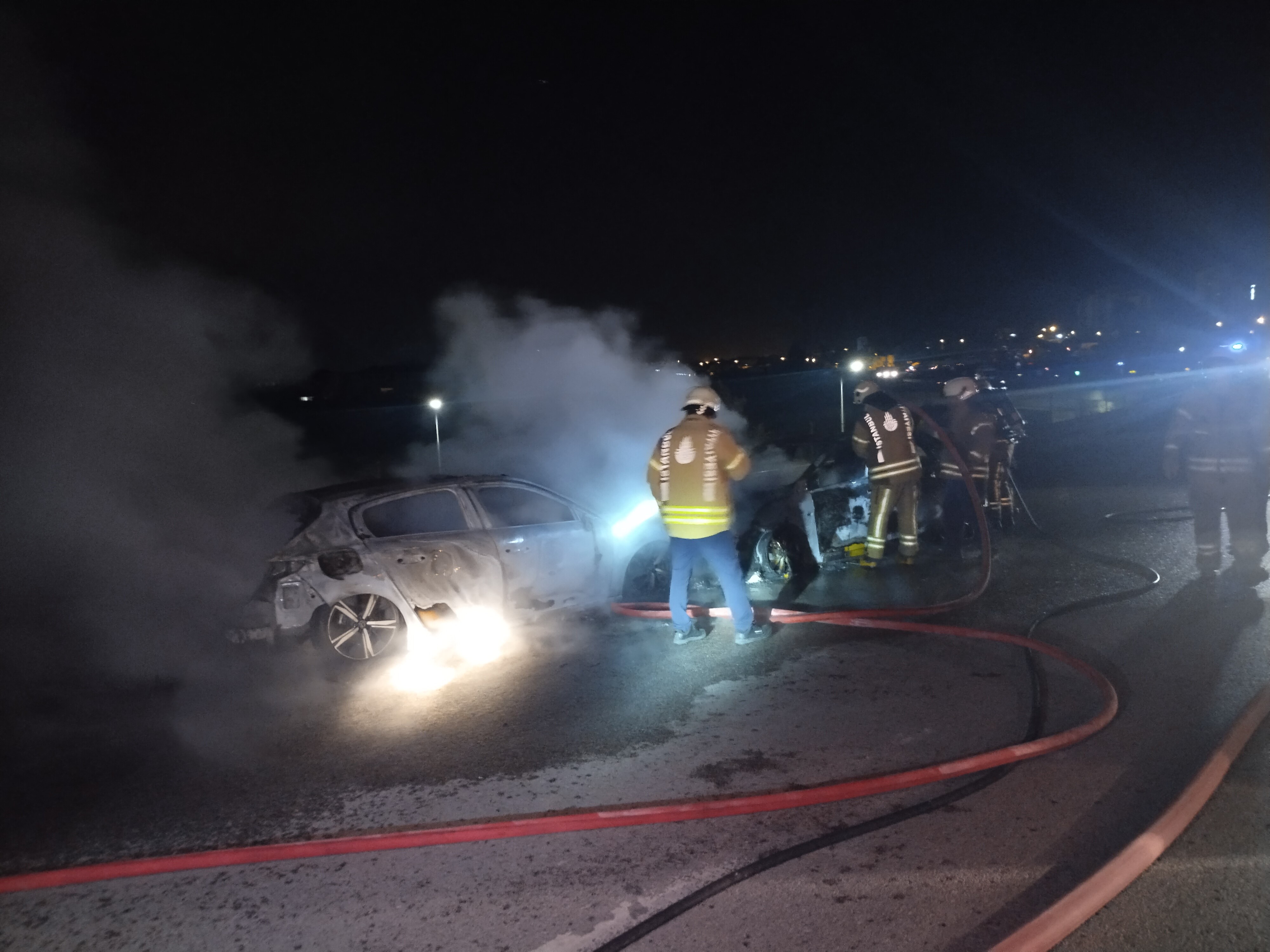 Ters yönde giden otomobil ile ticari taksi çarpışarak alev alev yandı