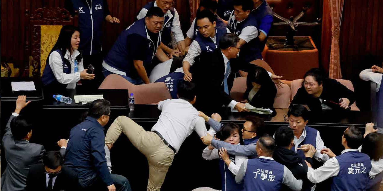 Tayvan meclisinde ilginç anlar: İktidar milletvekili oylama yapılmasın diye belgeleri alıp kaçtı