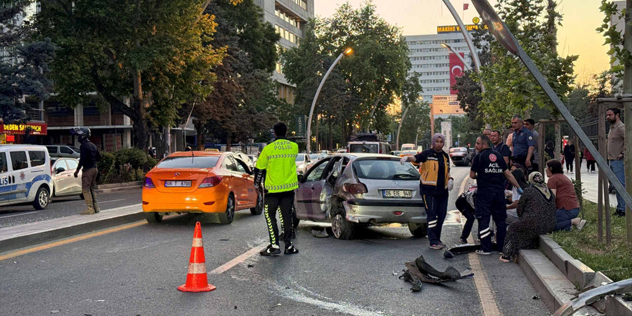 Ankara'da araç takla attı!