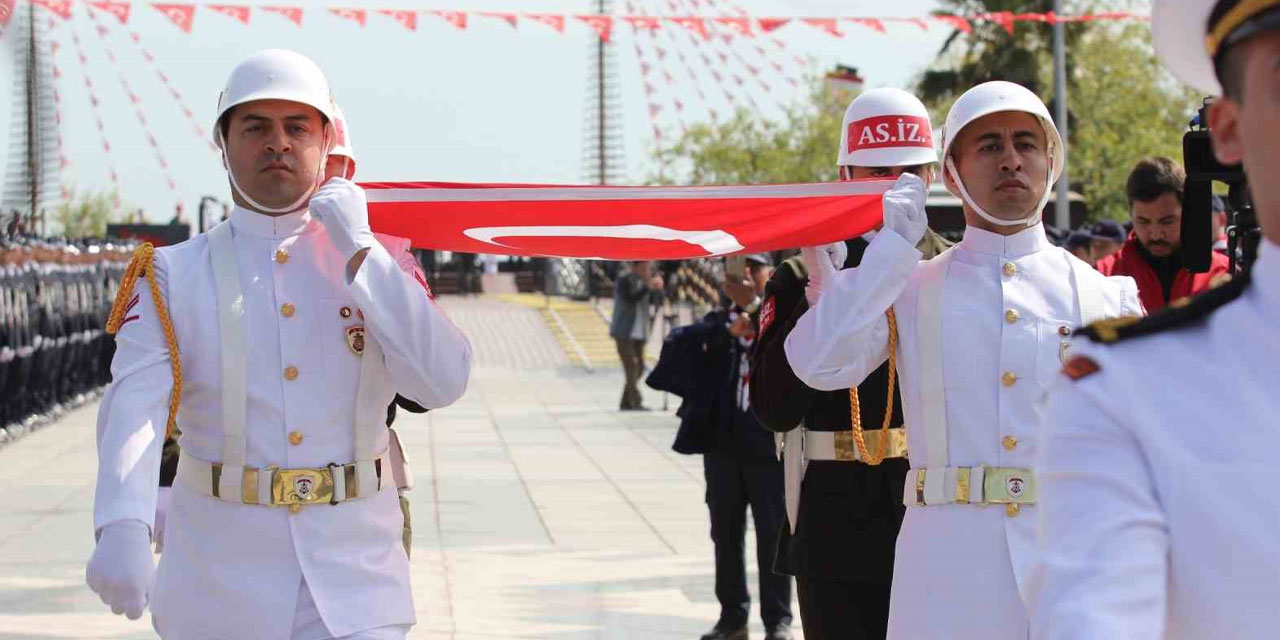 Milli Mücadele'nin başladığı Samsun'da Türk bayrağı karaya çıkarıldı