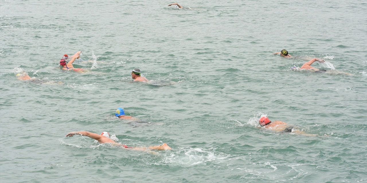 Samsun'da 19 Mayıs dolayısıyla düzenlenen Uluslararası Açık Su Yüzme Yarışı başladı